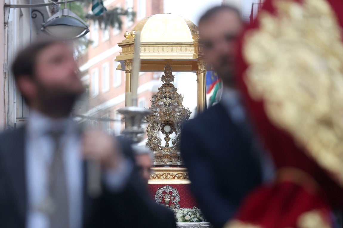 La procesión del Santísimo desde San Nicolás por las calles de Córdoba, en imágenes