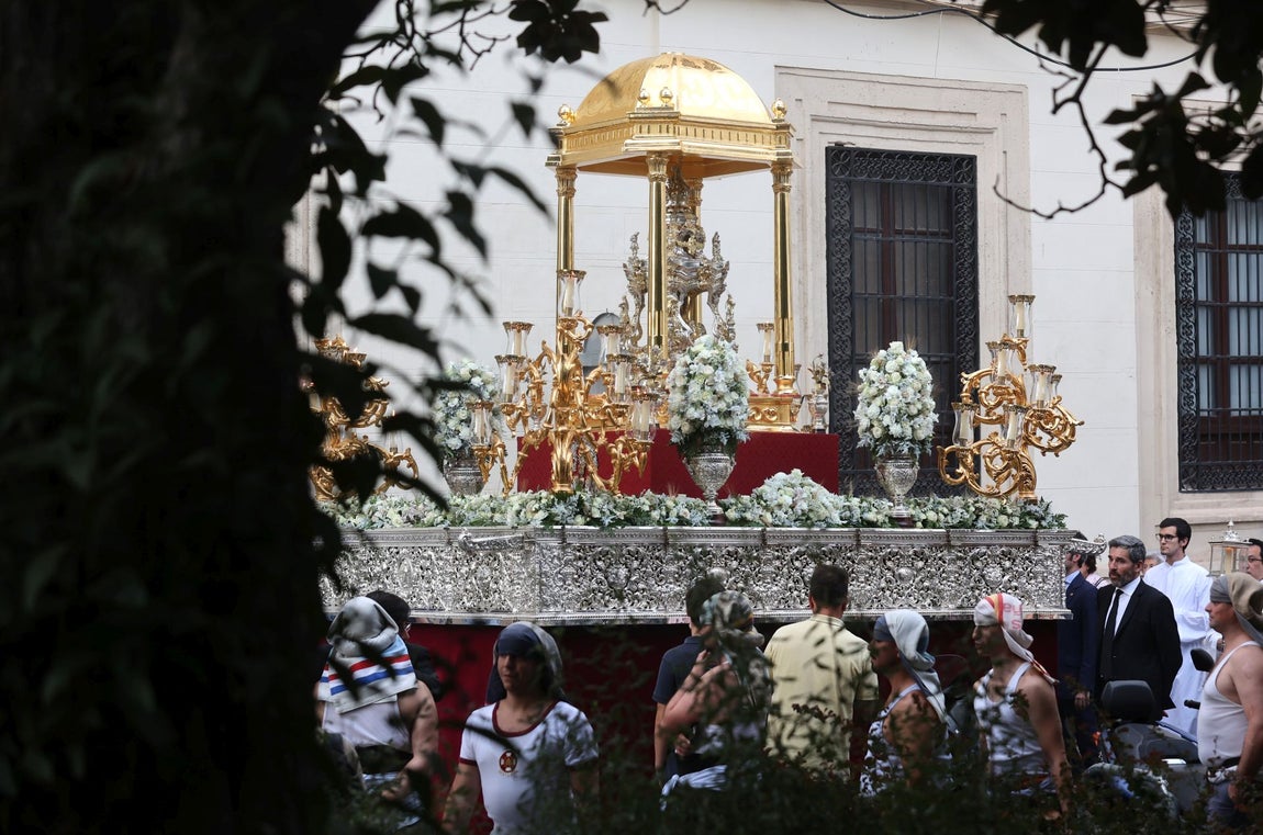 La procesión del Santísimo desde San Nicolás por las calles de Córdoba, en imágenes