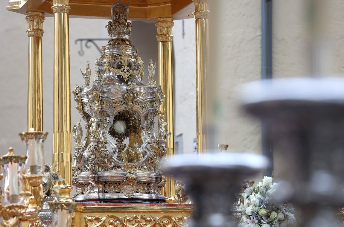 La procesión del Santísimo desde San Nicolás por las calles de Córdoba, en imágenes