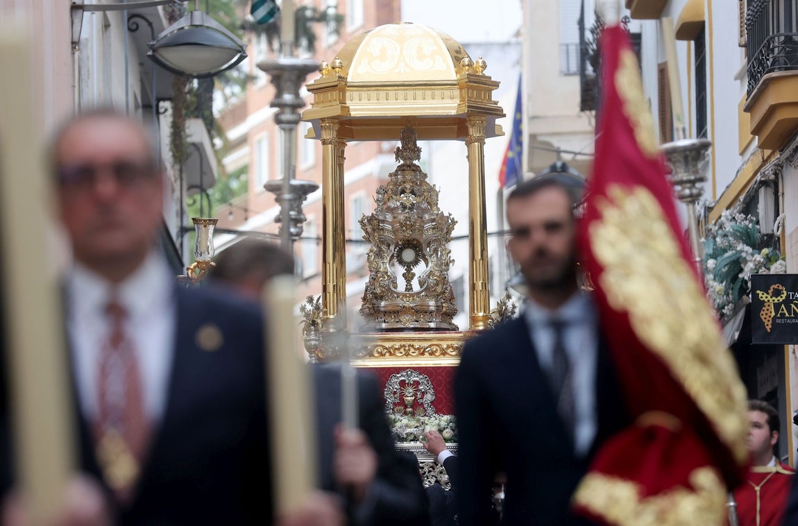 La procesión del Santísimo desde San Nicolás por las calles de Córdoba, en imágenes