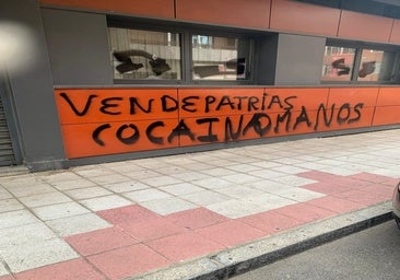 La sede del PSOE de León amanece con pintadas ofensivas: «Puteros» y «corruptos»