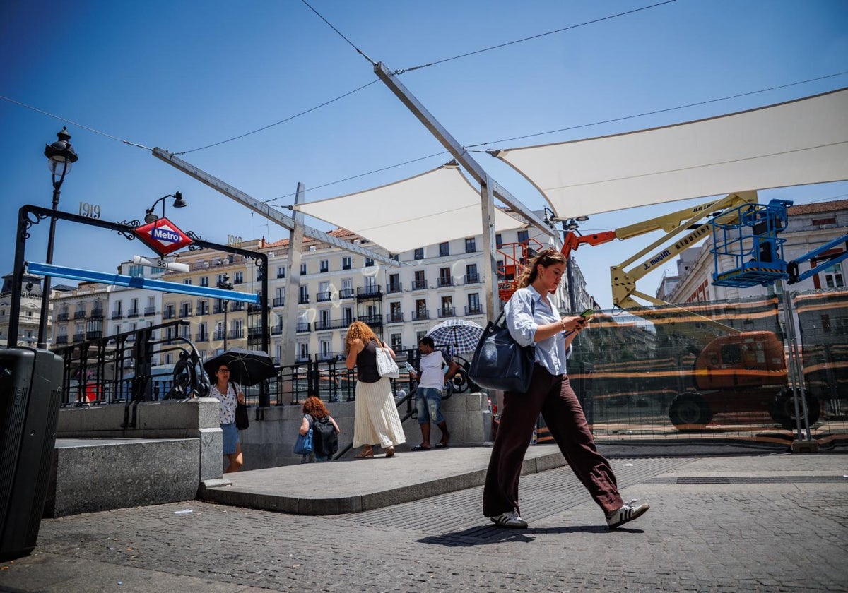 Los toldos de la Puerta del Sol darán por fin sombra la semana que viene