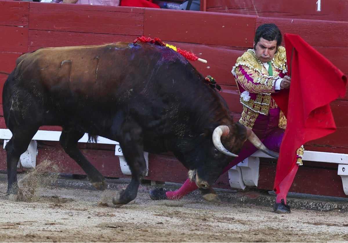 Morante empezó su faena al cuarto sentado en el estribo