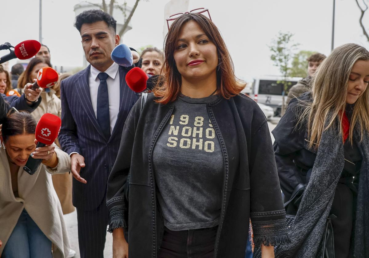 Elisa Mouliaá a su llegada a los juzgados de Plaza de Castilla en Madrid en una imagen de archivo.