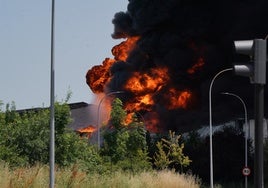 Impactante incendio en la fábrica de Lea en Vitoria: «Llamas de varios metros» y explosiones dentro del recinto