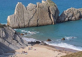 La cala de Cantabria de fácil acceso y que está rodeada de una muralla natural: dónde está y cómo llegar