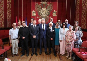 Los alcaldes de Toledo y Agen con representantes de los dos ayuntamientos en la Sala Capitular