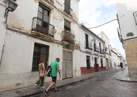 Imagen secundaria 1 - Casi seis años lleva el grupo hotelero y de restauración español intentando que cuaje su aterrizaje en Córdoba, donde ha hecho dos compras estratégicas a escasos metros de la Mezquita: Cardenal González (números 56, 58 y 60) y el antiguo Hostal El Triunfo en Corregidor Luis de la Cerda frente al muro sur del monumento. Y la inversión ha traído premio: la Real Aduana de Córdoba y la Alcaicería. Dos edificaciones de los siglos XII cuyos rstos integrará en sendos hoteles de alta gama que podrían abrir entre 2026 y 2027