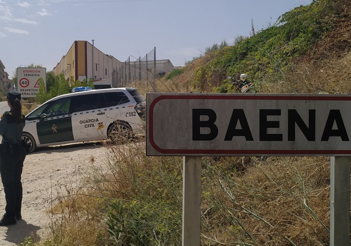 Patrulla de la Guardia Civil a la entrada de Baena