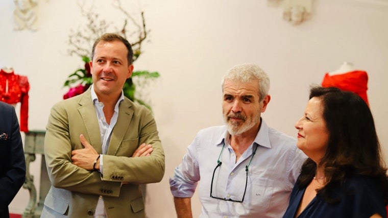 Lorenzo Caprile, con el alcalde y la vicerrectora, el día de la inauguración