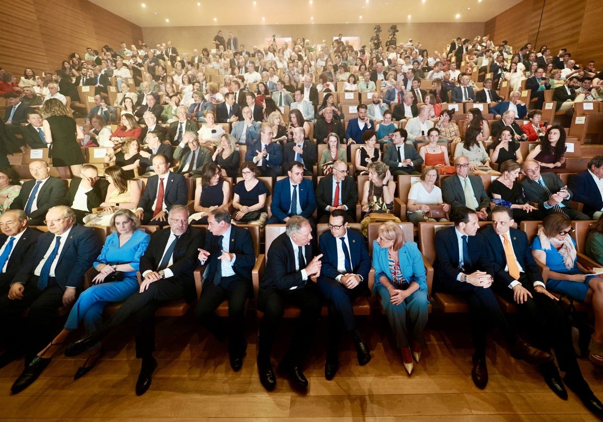 El fundador, propietario y presidente ejecutivo del Grupo Alibérico, Clemente González, galardonado con el Premio a la Trayectoria Profesional en los Premios de la Industria en España