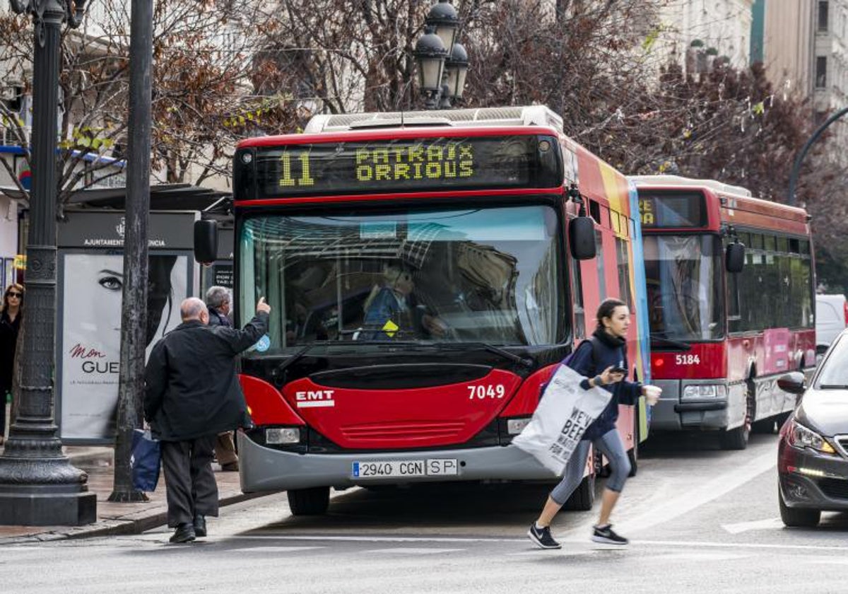 Imagen de archivo de un autobús de la EMT en Valencia