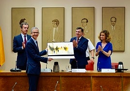 El Congreso reconoce a Hernández de Cos por su defensa de la independencia institucional