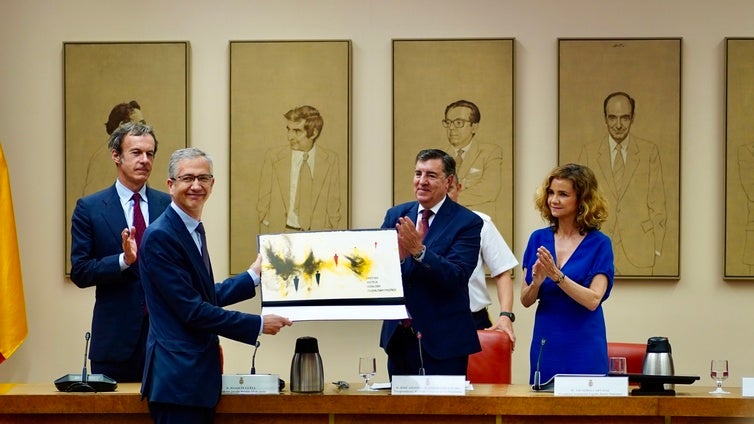 El Congreso reconoce a Hernández de Cos por su defensa de la independencia institucional