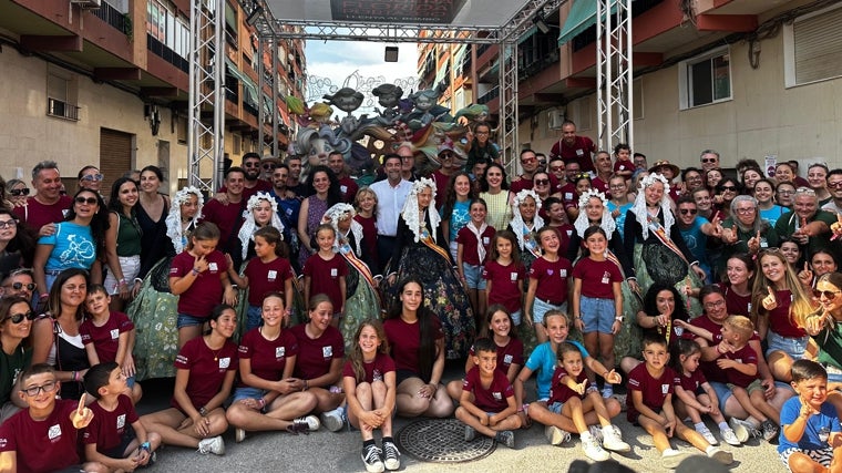 Integrantes de la comisión Florida Portazgo, junto a las autoridades tras conocer su vicitoria