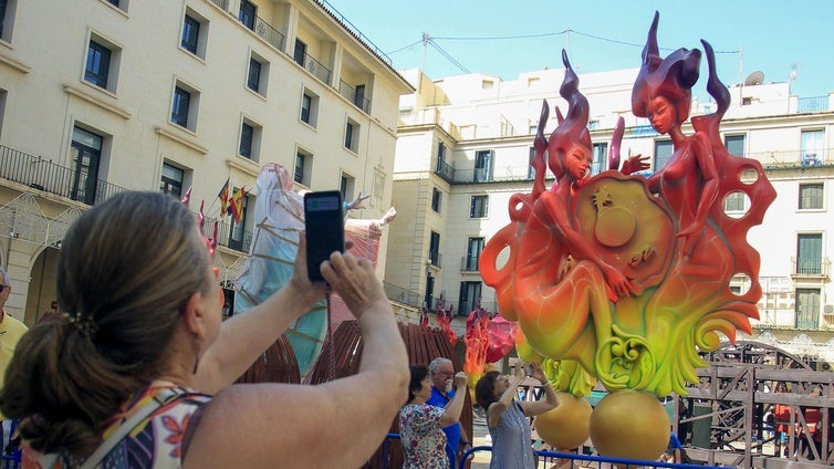 Hogueras de San Juan en Alicante 2025: cómo son las de categoría especial, dónde están y sus artistas