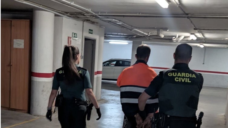Entra a robar a una casa, le pillan y se tira desde la ventana para escapar: detenido un ladrón en Carlet