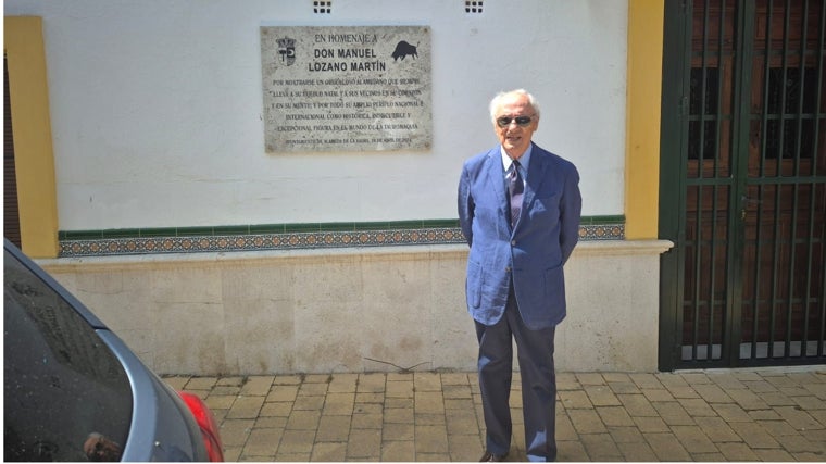 José Luis Lozano, hermano pequeño de Manolo, junto a la placa de cerámica que el Ayuntamiento puso hace un año en su casa de Alameda