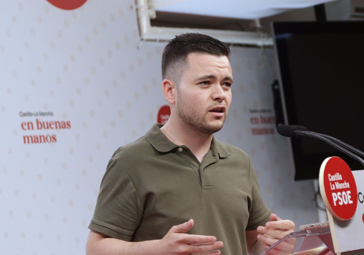 El diputado socialista Álvaro Toconar interviniendo en rueda de prensa