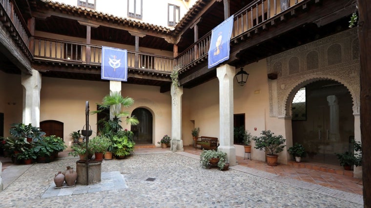 En el alfarje se puede apreciar la decoración heráldica de Pedro Suárez de Toledo, promotor de este palacio en el s. XIV