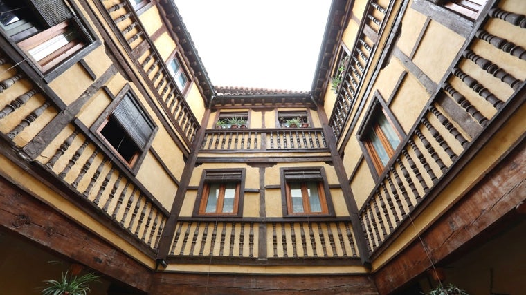 Balaustradas de madera en el patio del número 12 de la calle Cristo de la Luz