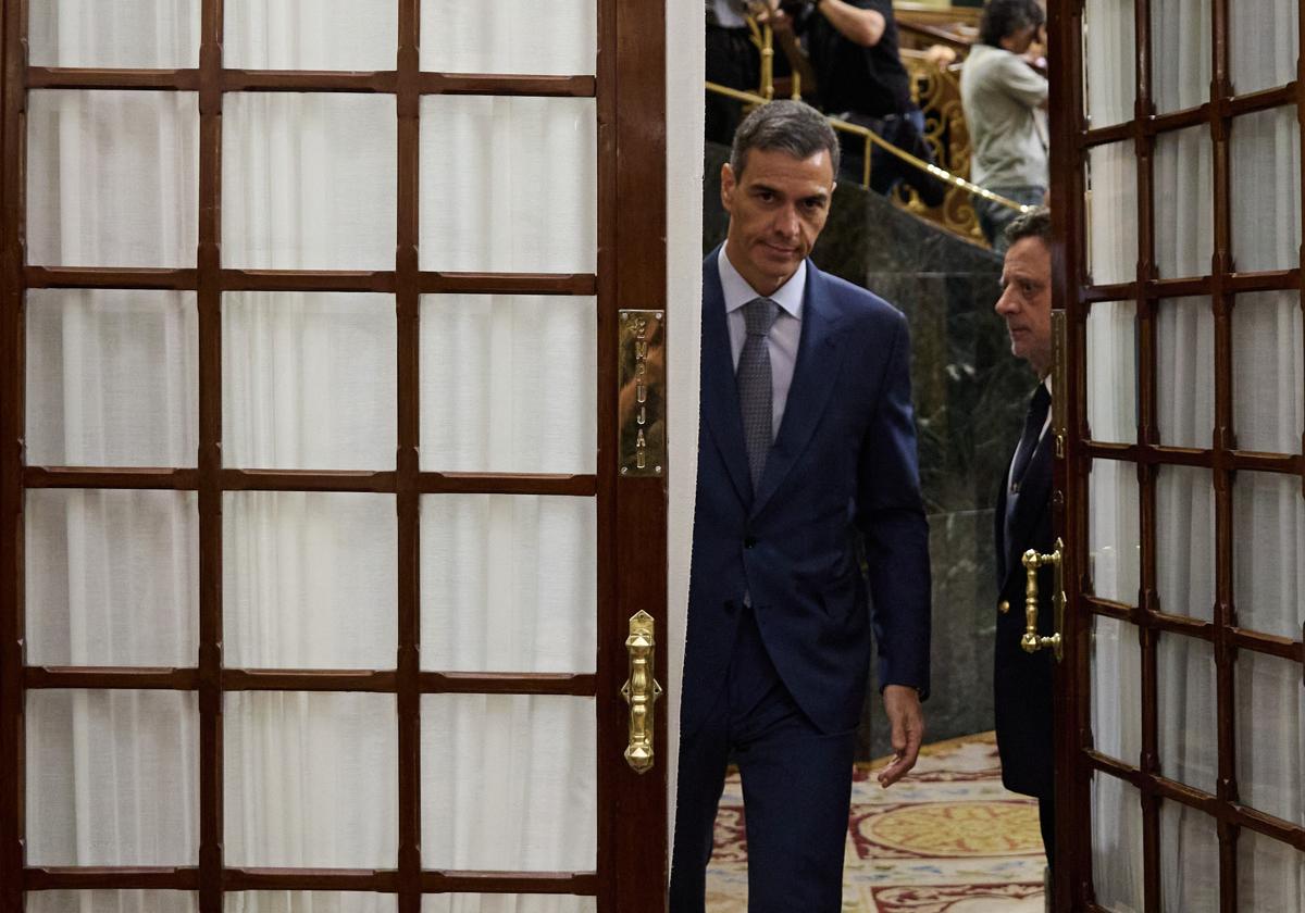 Sánchez saliendo del hemiciclo del Congreso de los Diputados, este jueves