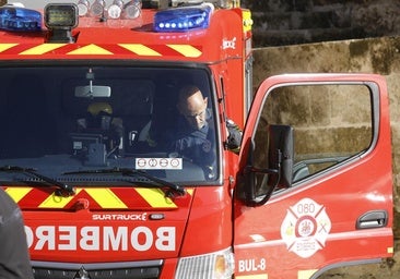 Los bomberos liberan a un ladrón que se quedó atorado en el tragaluz de un local cuando iba a robar
