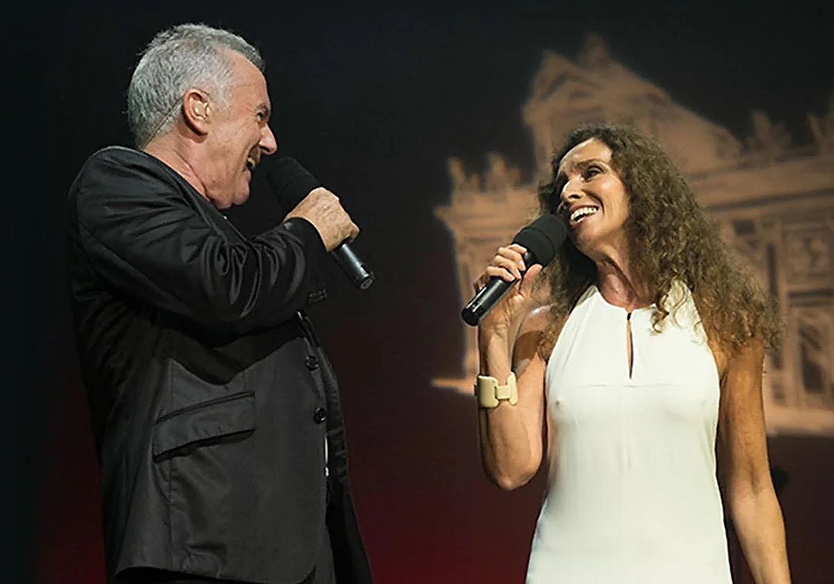 Ana Belén y Víctor Manuel en la Puerta de Alcalá, cantando la canción inspirada en el monumento