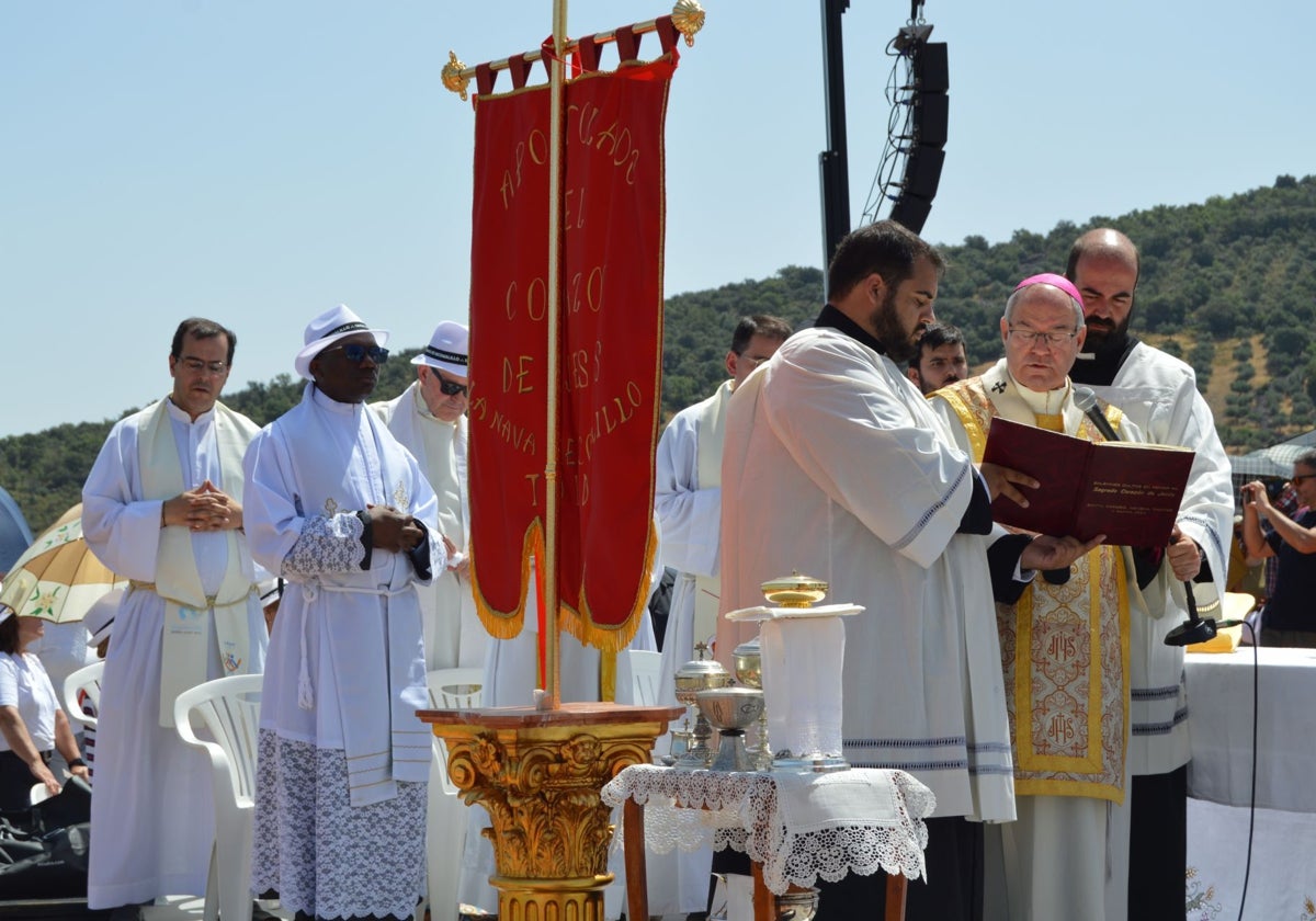 El arzobispo, Francisco Cerro Chaves, este sábado en La Nava de Ricomalillo