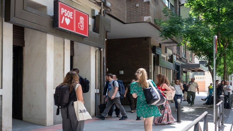 La UCO en Ferraz: la imagen que roza la línea roja de los socios con Sánchez