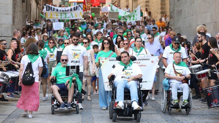 «¡Viva la vida!»: Toledo se vuelca con la lucha contra la ELA en una marcha por la «dignidad y la urgencia»