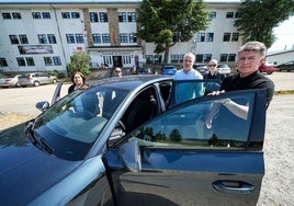Puri, Miguel Ángel, Benito, Óscar y Arturo se disponen a subirse al coche que comparten para ir desde Zamora al instituto en Puebla de Sanabria