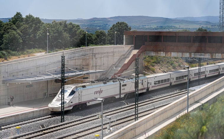 Imagen principal - Las quejas por la supresión de paradas del AVE en Sanabria en las horas que permiten compatibilizar la vida laboral, estudiantil... es el «monotema» en esta comarca, con parada de tren donde el malestar se acumula por ver que eliminan frecuencias para agilizar el trayecto entre Madrid y Galicia, pero los retrasos son diarios
