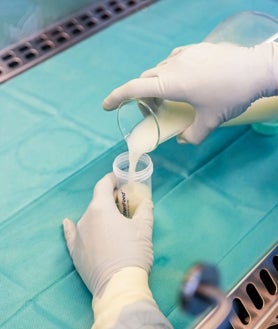 Imagen secundaria 2 - Una vez recibido el alimento en el hospital, al que llega conservado en frío, se deriva al Centro de Hemoterapia y Hemodonación, encargado de analizar, procesar y almacenar la leche materna para entregar a bebés que lo requieran