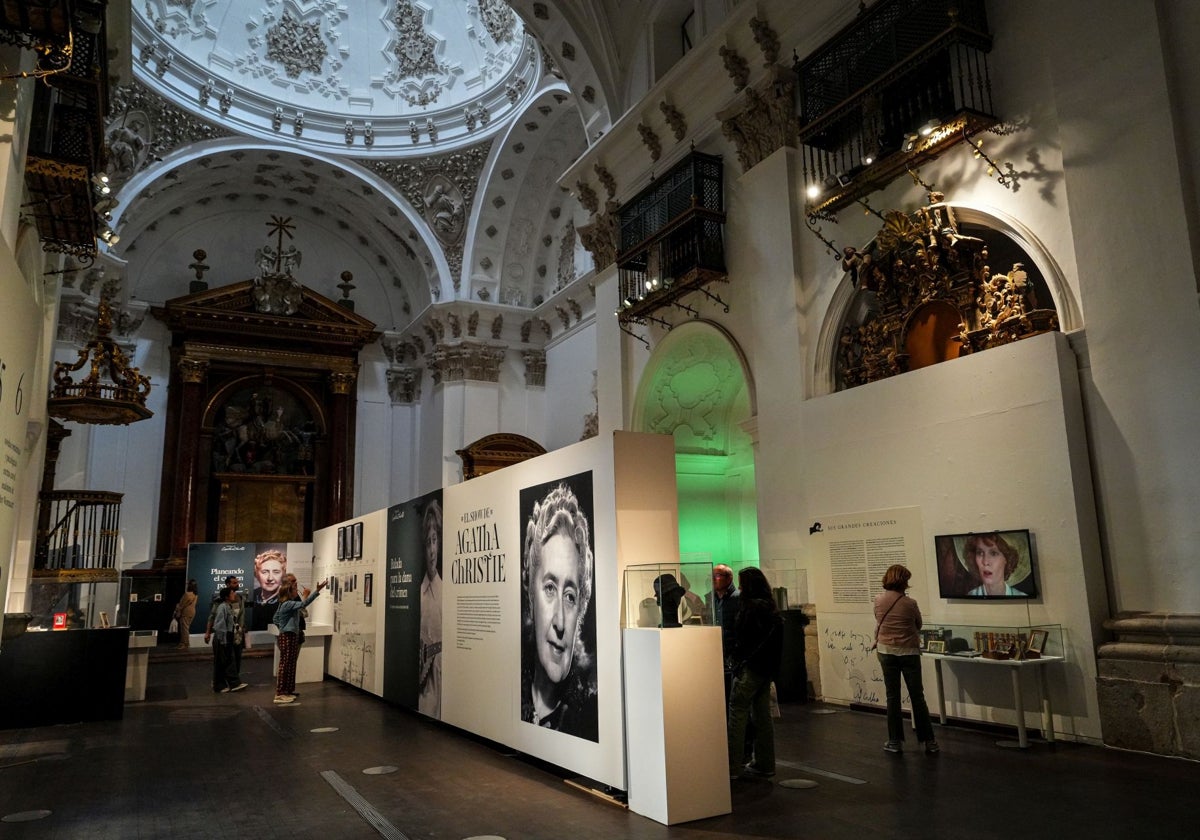 La sala municipal de Las Francesas de Valladolid alberga hasta el 29 de junio la exposición 'El show de Agatha Christie'