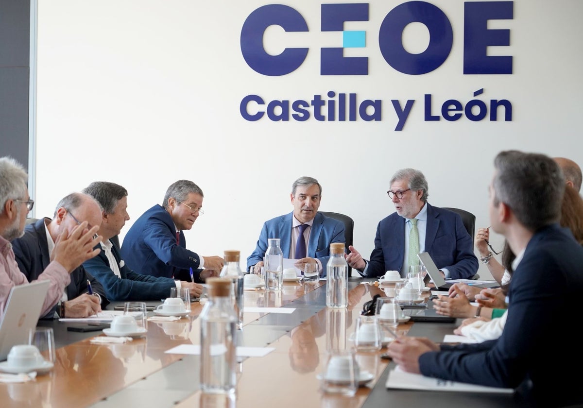 La Junta Directiva de CEOE Castilla y León mantiene un encuentro con el consejero de Movilidad y Transformación Digital, José Luis Sanz Merino