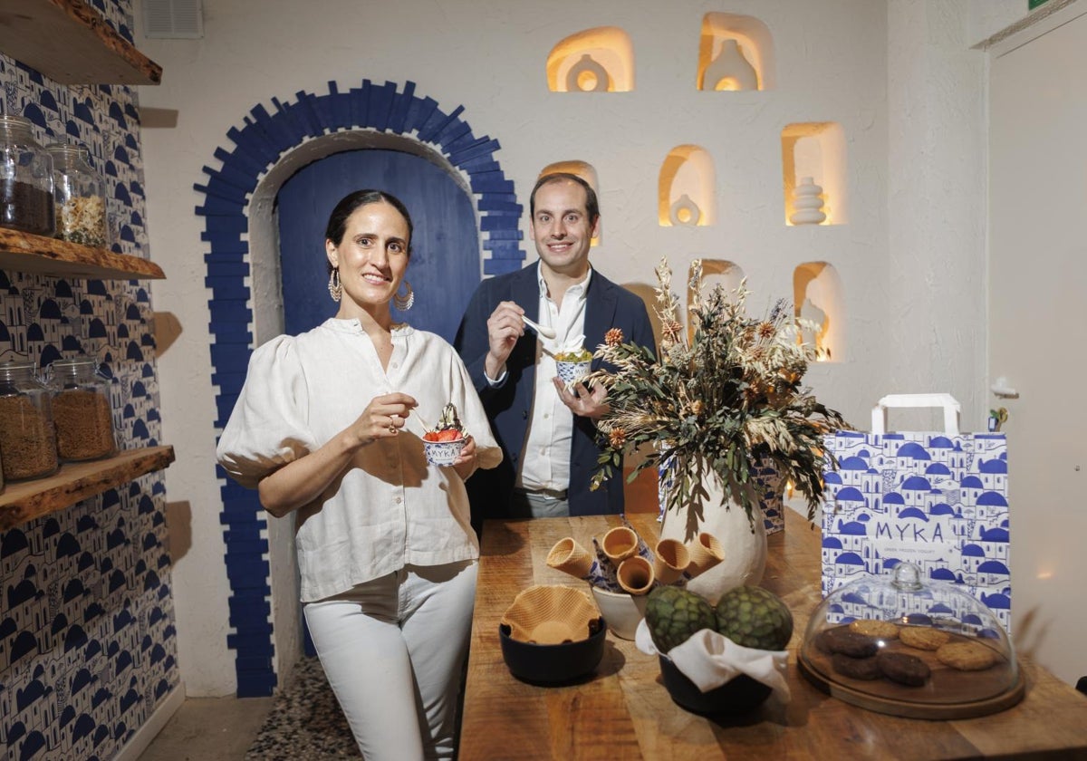 Natalia y Javier, con su producto estrella en la última de las tiendas abierta, en la calle de San Lucas