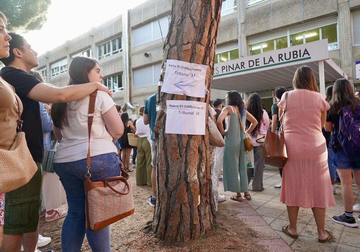 Celebración de los exámenes de las oposiciones al Cuerpo de Maestros, Secundaria y otros en Castilla y León. En la imagen, opositores antes de entrar en una de las sedes de los exámenes, el I.E.S. Pinar de la Rubia