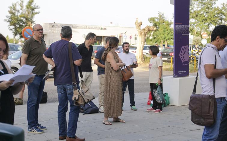Imagen principal - Nervios e ilusión en el arranque este sábado de las oposiciones a docentes en Córdoba