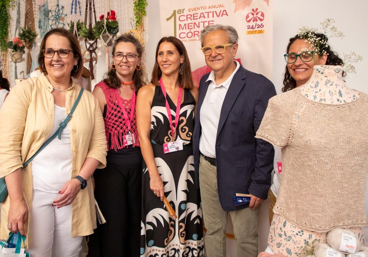La presidenta del Imdeec y el presidente de la Diputación, en uno de los puestos de Expo MarcaMujer