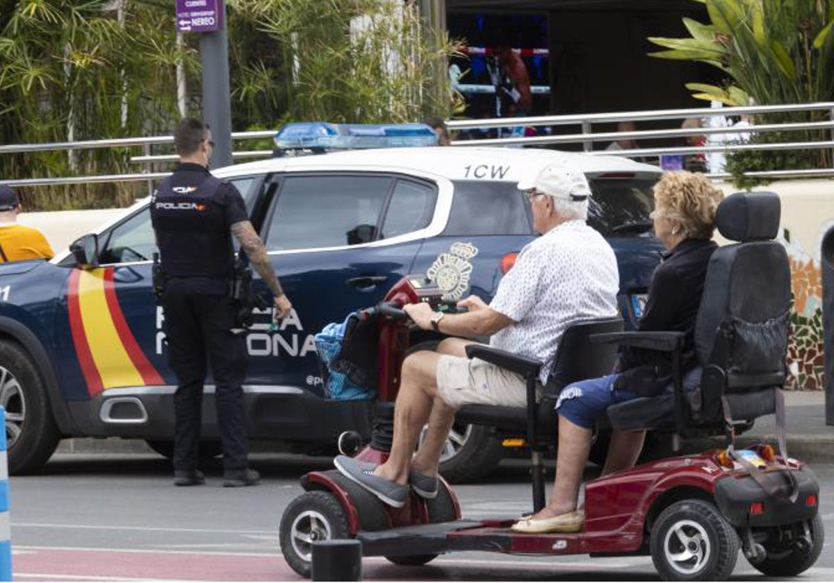 Dos turistas en un 'scooter' por una calle de Benidorm