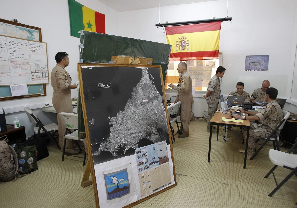 Militares en el centro de control del Ala 35 del Ejército del Aire español en Dakar