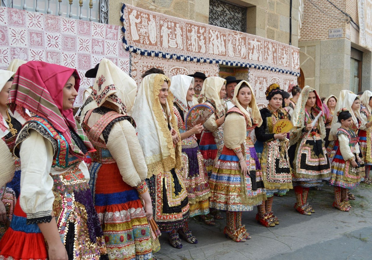 Lagarteranas con la indumentaria tradicional este domingo en la plaza de la Constitución