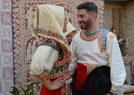 Imagen secundaria 1 - El colorido de los trajes tradicionales de Lagartera y su permanencia en el tiempo los hace únicos