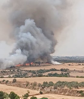 Imagen secundaria 2 - Arriba, el vehículo que habría originado las llamas. Sobre estas líneas, evolución del incendio durante la tarde del sábado. Ahora ya controlado por los Bomberos