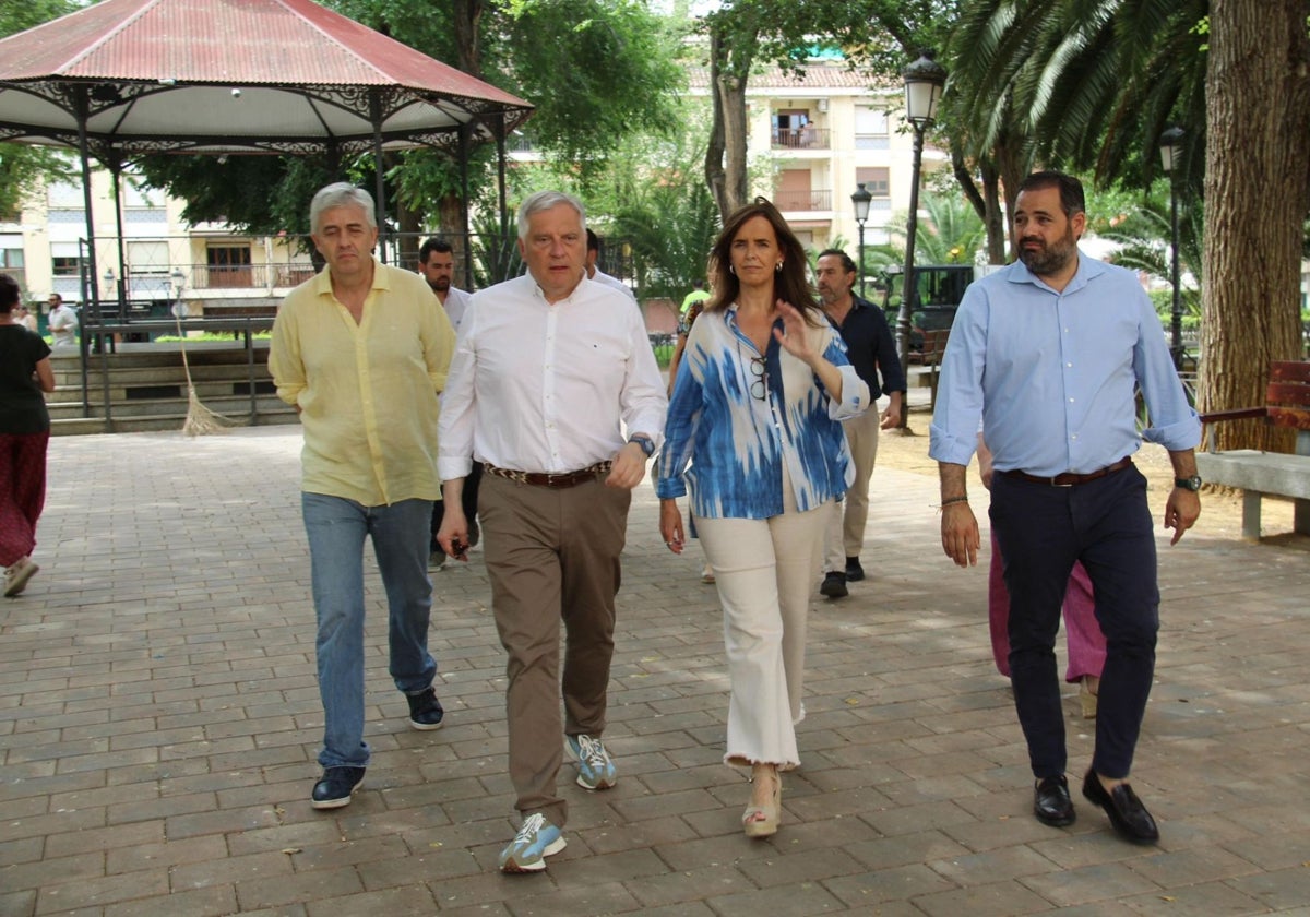 Carmen Fúnez, flanqueada por el presidente del PP de Castilla-La Mancha, Paco Núñez, y el alcalde de Ciudad Real, Francisco Cañizares