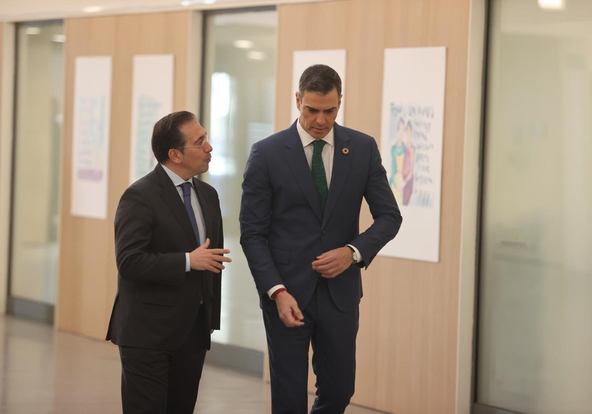 El presidente del Gobierno y el ministro de Asuntos Exteriores, José Manuel Albares