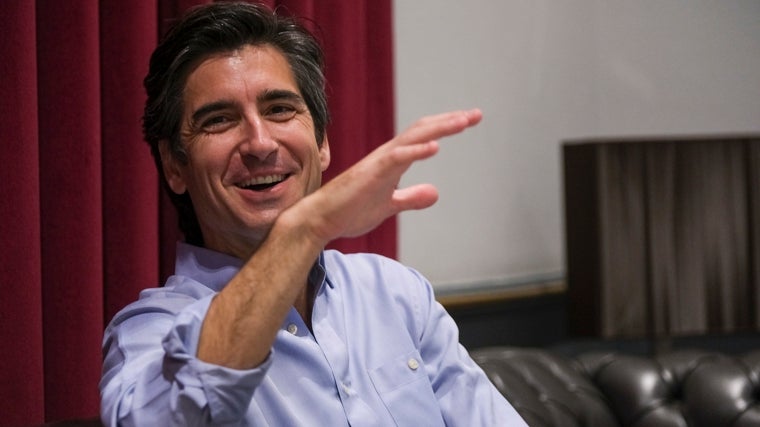 El músico gesticula ante la cámara de ABC