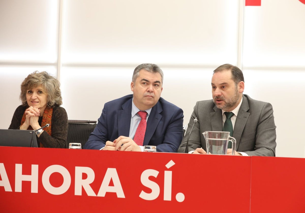 Santos Cerdán y José Luis Ábalos durante la reunión de la Comisión Permanente de la Ejecutiva Federal del PSOE, en Madrid, a 10 de febrero de 2020