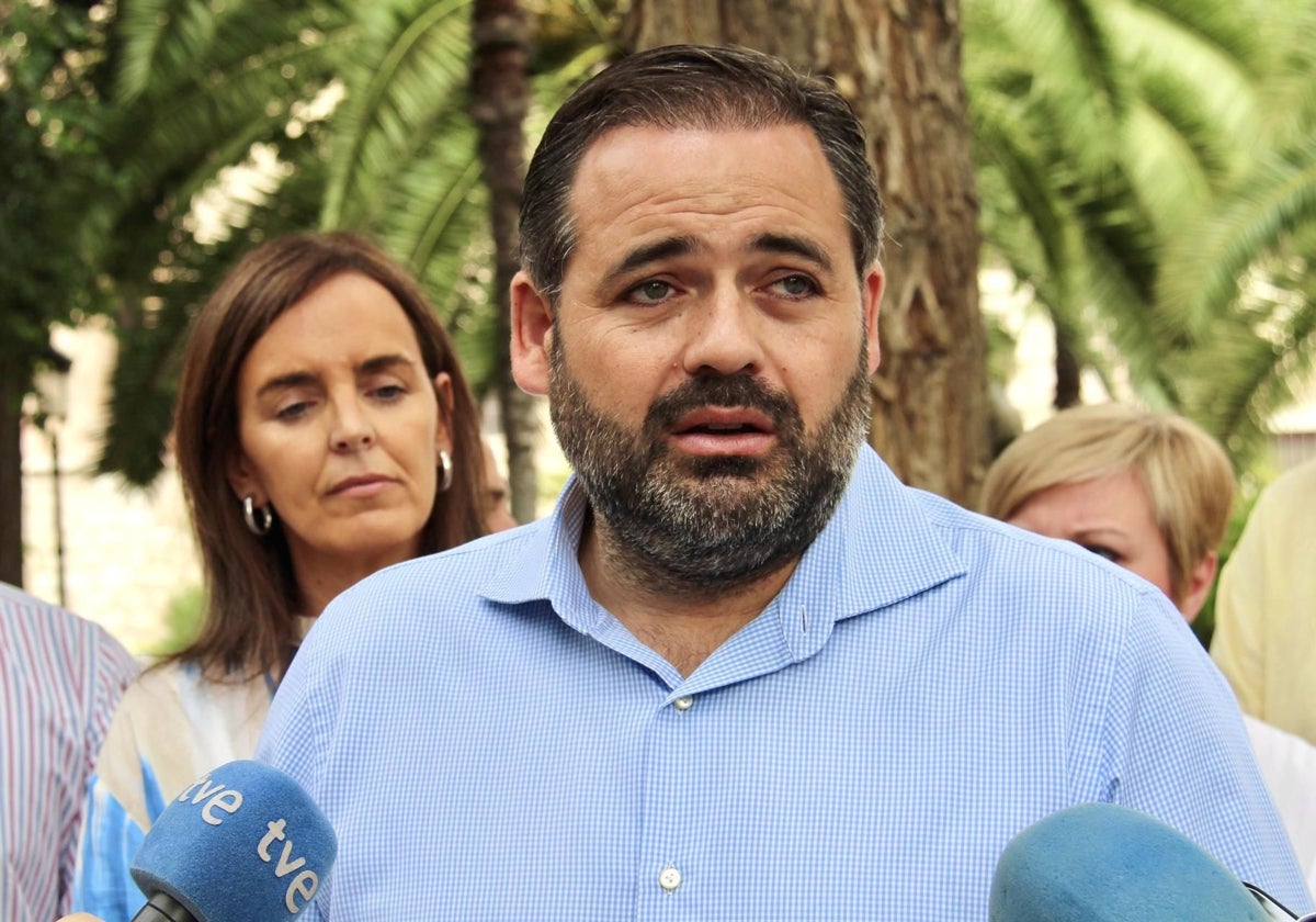 Paco Núñez junto a Carmen Fúnez en un acto en Ciudad Real